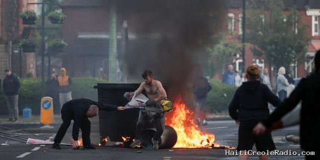 A Belfast, des manifestants bloquent les axes routiers et incendient des véhicules, au lendemain d’une attaque au couteau imputée à un réfugié soudanais