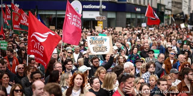 A Belfast, des milliers de manifestants à la suite des violences contre des personnes immigrées