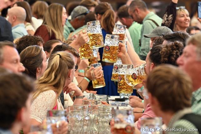 À l’Oktoberfest, des shorts cyclistes pour protéger les femmes des voyeurs