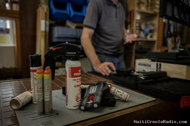 À Paris, avant le 24 octobre, les boutiques ferment et des commerçants s’arment