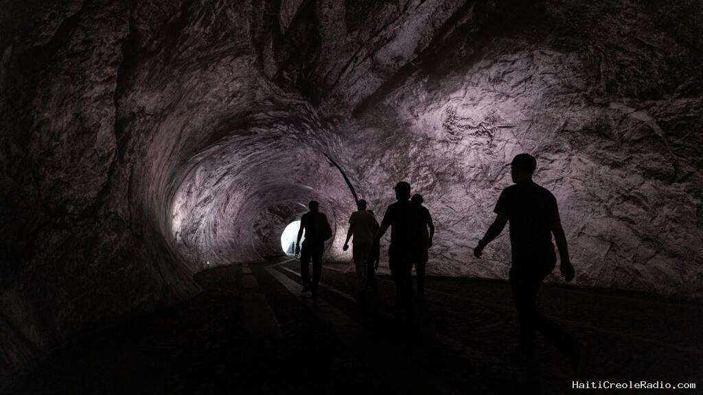 À Paris, "La Caverne du Pont-Neuf" de JR enfin ouverte au public après des réparations