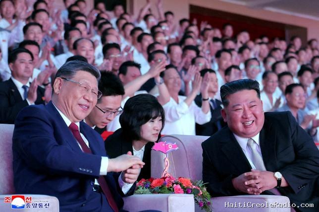À Pyongyang, Kim et Xi célèbrent l’“amitié invincible” qui lie Chine et Corée du Nord