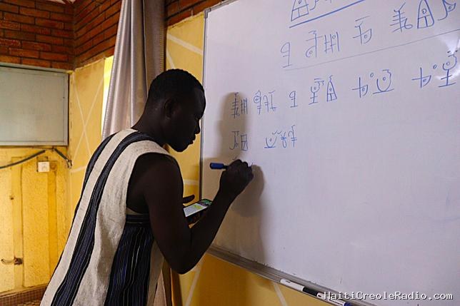 Au Burkina Faso, l’écriture Romba permet enfin de lire les langues “à tons”