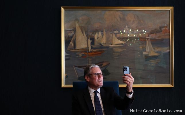 Au Royaume-Uni, l’affaire Mandelson révèle les failles d’un gouvernement “géré sur WhatsApp”