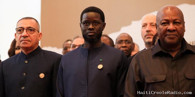 Au Sénégal, le président Bassirou Diomaye Faye poursuit son émancipation