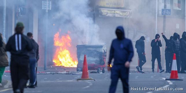 Belfast : les images des incendies déclenchés par des manifestants anti-immigrés au lendemain d’une attaque au couteau