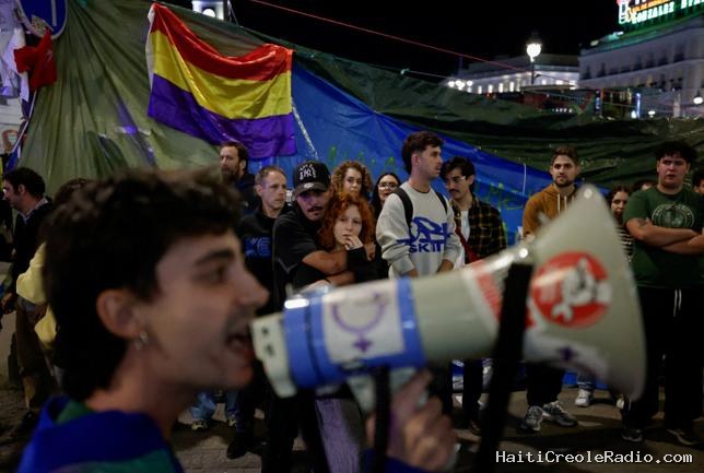 Crise du logement : à Madrid, au campement de la Puerta del Sol, colère, télétravail et plans d’amour