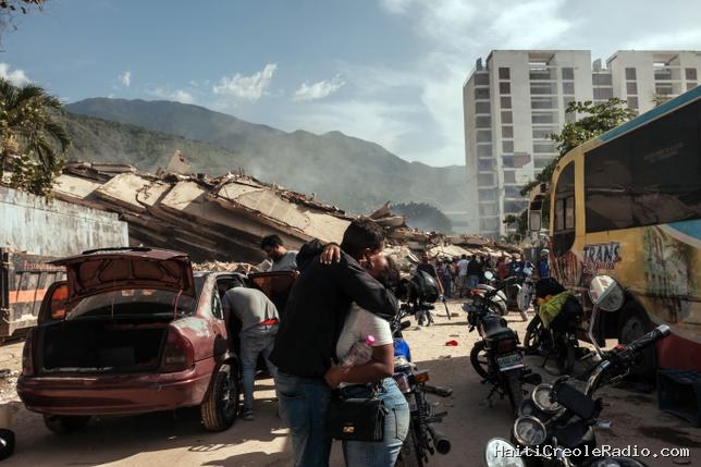 Dans les décombres au Venezuela, il n’y a “rien que du sang et des corps”