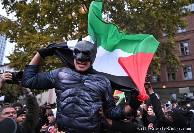 Des dizaines de milliers de manifestants en France et en Allemagne, avec ou sans masque