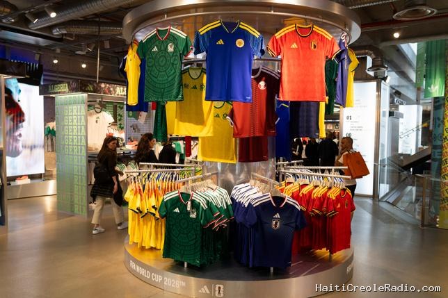 Des maillots de foot interdits à l’école en France ? Que dirait Voltaire ?