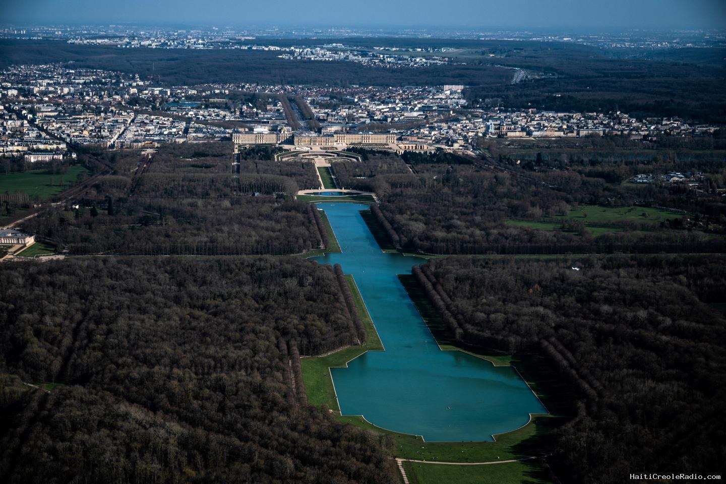 Des triathlètes dans le grand canal du château de Versailles : comment les événements sportifs s’approprient les lieux historiques