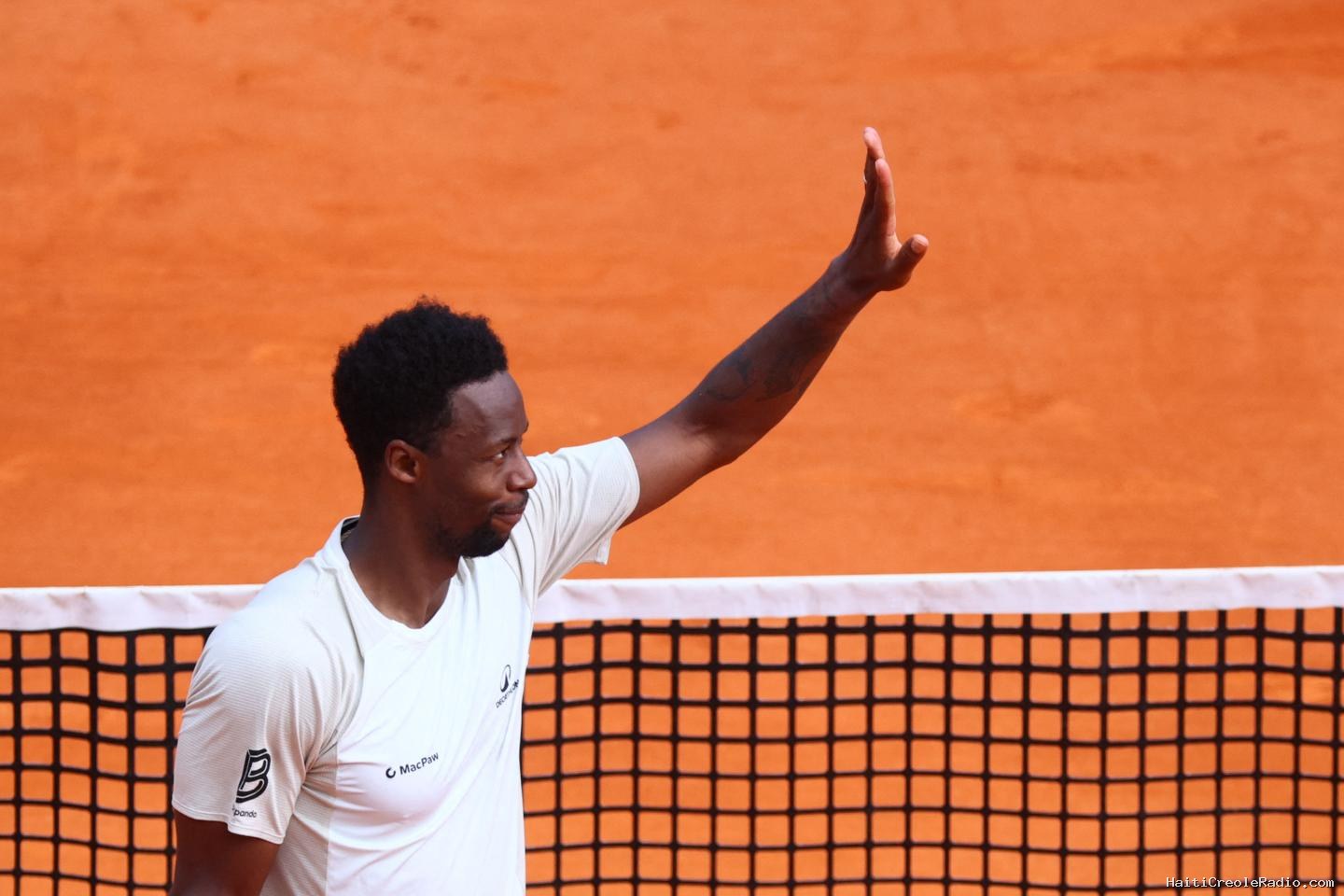 Double mixte, musique et enfin une victoire sur Novak Djokovic : Gaël Monfils enflamme Roland-Garros avant sa dernière danse