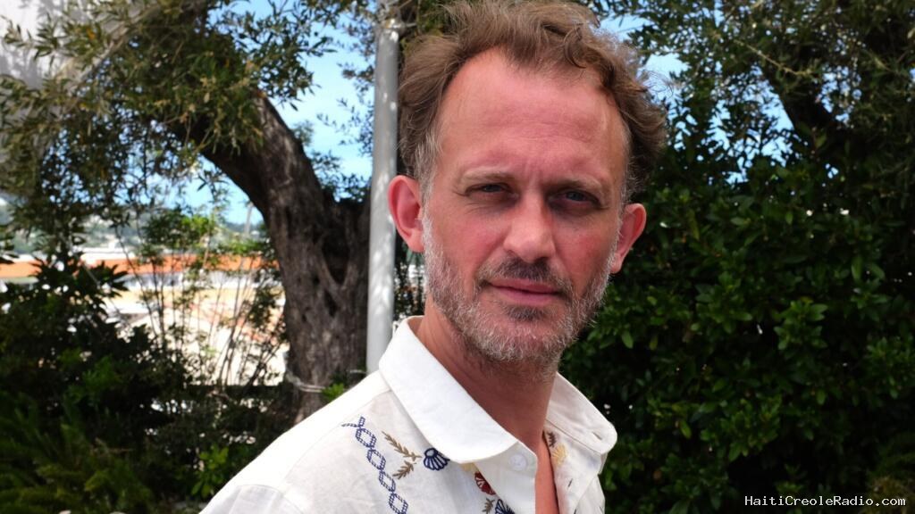 Emmanuel Marre en un mot, un geste et un silence