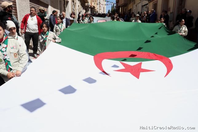 En Algérie, sept ans de prison pour avoir piétiné le drapeau national