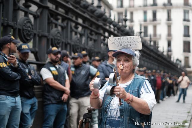 En Argentine, les retraités au charbon