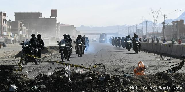 En Bolivie, les images des blocages paralysant une partie du pays alors que le président a décrété l’Etat d’exception