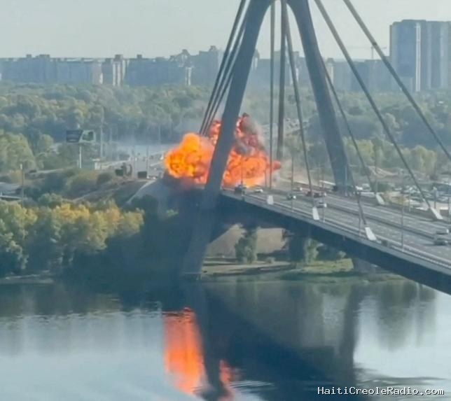 En ciblant les ponts, “Poutine veut chasser les habitants de Kiev”
