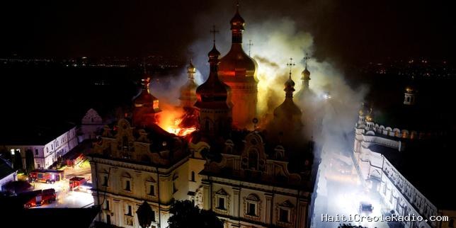 EN DIRECT, guerre en Ukraine : neufs morts dans des frappes russes à Kiev et Kharkiv ; la cathédrale de la Dormition en feu dans la capitale