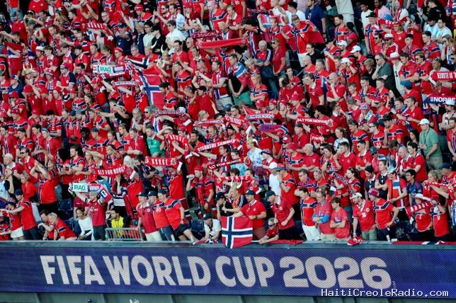 En direct. La Coupe du monde des supporteurs : les Norvégiens rament, les Anglais chantent