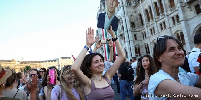 En Hongrie, joie et liesse populaire entourent l’investiture de Péter Magyar