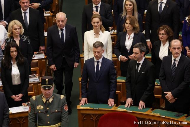 En Hongrie, le président défie Peter Magyar, qui veut son départ