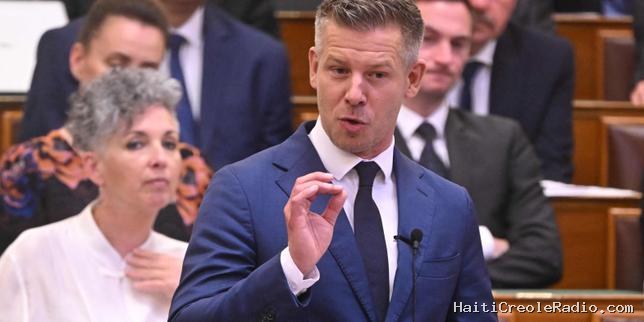 En Hongrie, les parlementaires inscrivent dans la constitution la limitation du mandat du premier ministre à huit ans, empêchant le retour de Viktor Orban