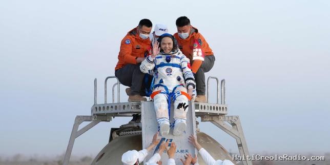 En images, l’équipage de la mission chinoise Shenzhou-21 de retour sur Terre après sept mois en orbite