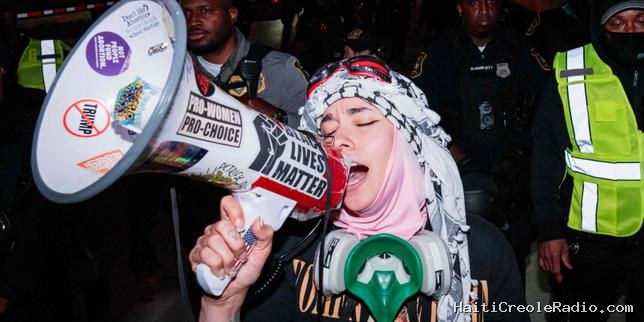 En images | Les visages des manifestants anti-ICE devant la prison de Delaney Hall, symbole de la politique d’expulsion de migrants de Donald Trump