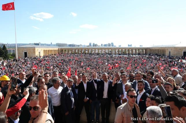 En Turquie, l’opposition en pleine crise : “C’est pire que s’ils avaient fermé le parti”
