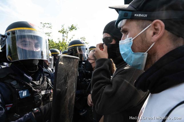 Face au mouvement des lycéens, la “main de fer” de la police française interpelle