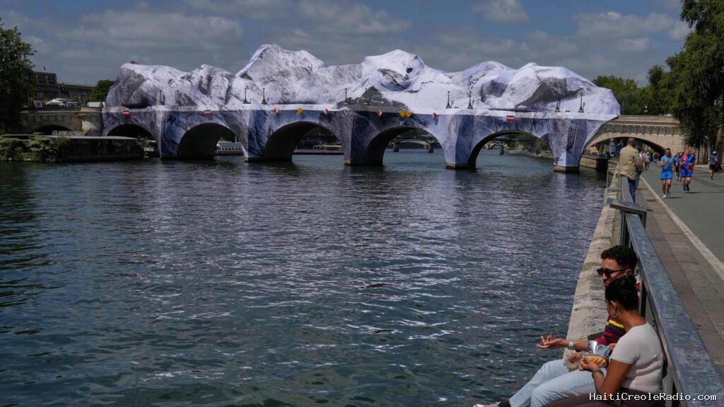 France: le Pont-Neuf de Paris transformé en grotte gonflable par l'artiste JR