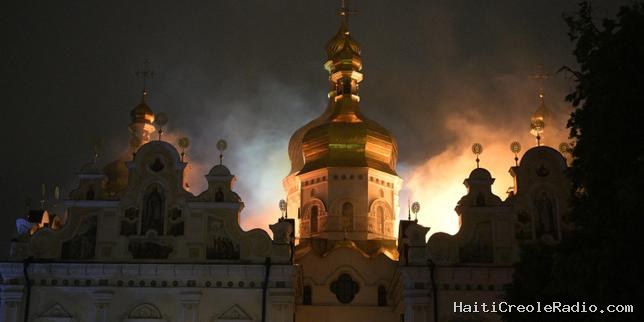 Guerre en Ukraine : les images d’une cathédrale en feu à Kiev