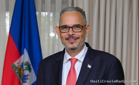 Haïti — Fils-Aimé débarque au CEP avec une imposante délégation : le 13 décembre s’éloigne, les promesses électorales continuent