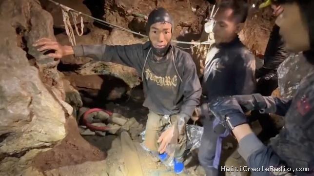 “Ils s’effondrent de joie et d’épuisement” : cinq Laotiens piégés dans une mine inondée en sortent sains et saufs