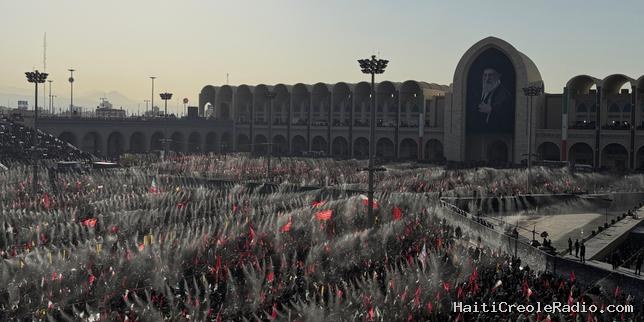 Iran : à Téhéran, l’heure est à la prière au deuxième jour des funérailles nationales d’Ali Khamenei