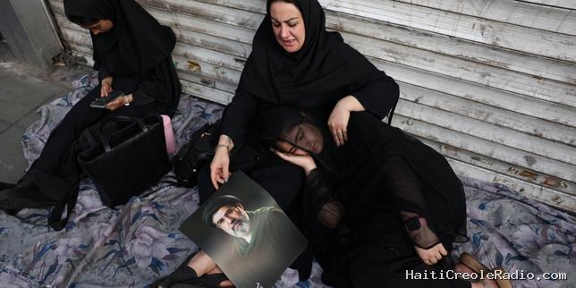 Iran : aux funérailles de l’ancien Guide suprême Ali Khamenei, l’absence remarquée de Mojtaba, son fils et successeur
