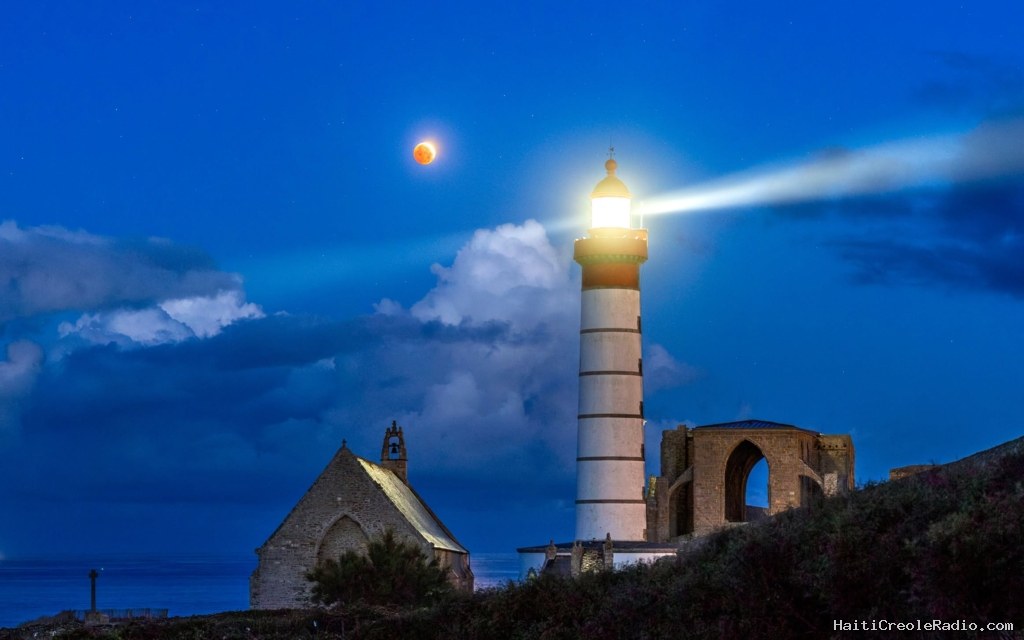 L'éclipse de Lune vue de la pointe Saint-Mathieu
