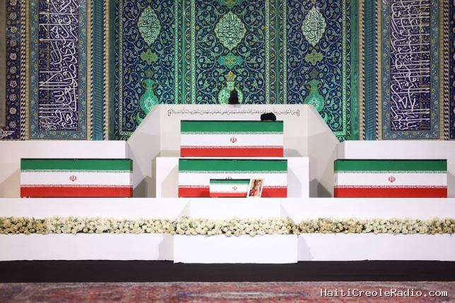 L’Iran met en scène les “plus grandes funérailles du siècle” pour Ali Khamenei