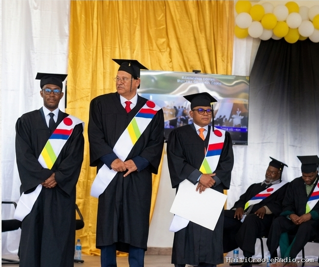 L’ISTEAH honore M. Robert Moscoso en lui décernant la distinction de Docteur honoris causa
