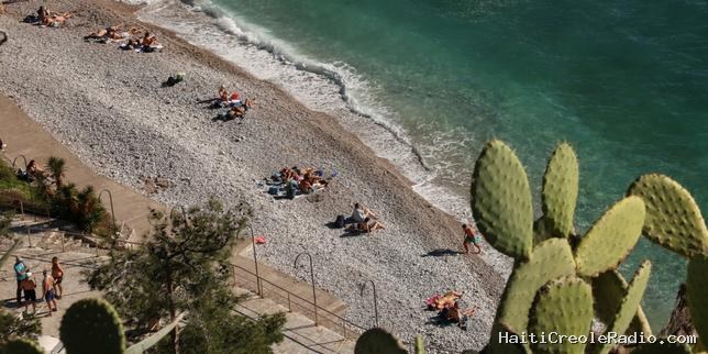 La Grèce tente de réguler la privatisation des plages pour lutter contre le surtourisme