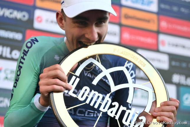 La pépite française Paul Seixas “entre dans l’histoire du cyclisme” en remportant le Tour de Lombardie