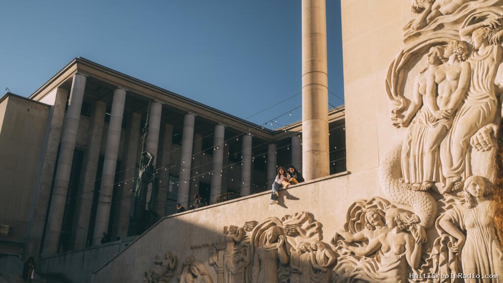 La plasticienne martiniquaise Valérie John, une vague indigo au Palais de Tokyo