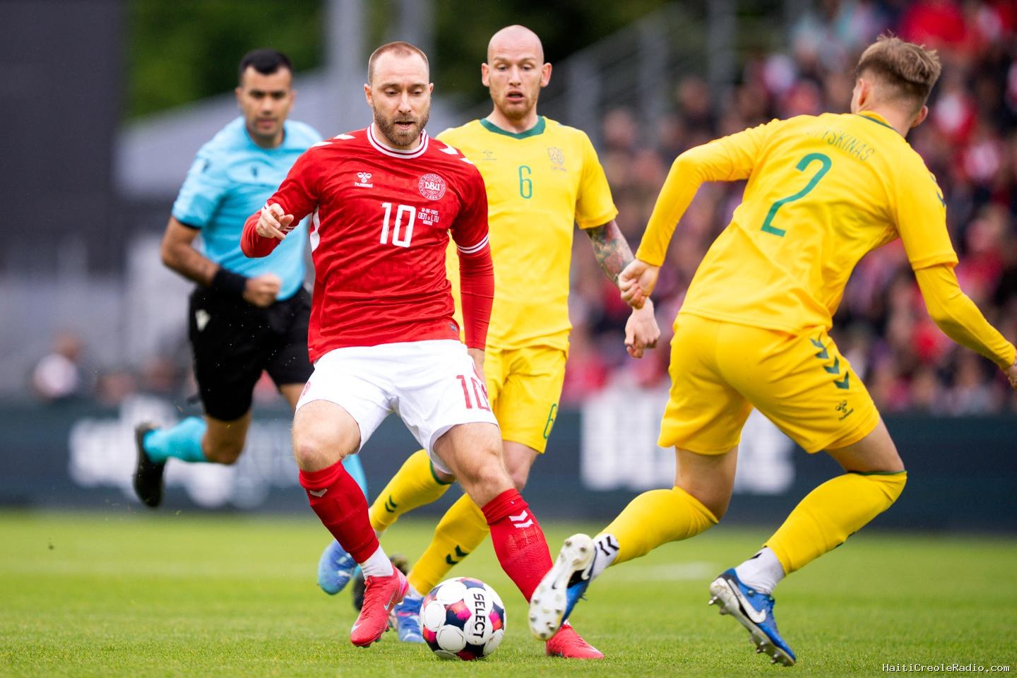 Le footballeur danois Christian Eriksen, victime d’un malaise cardiaque à l’Euro 2021, évacué en plein match après avoir « brièvement perdu connaissance »