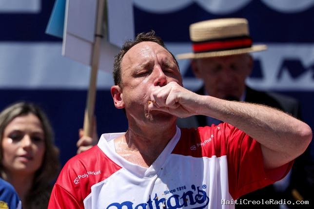 Le “légendaire” Joey Chestnut remporte son 18e concours de hot-dogs