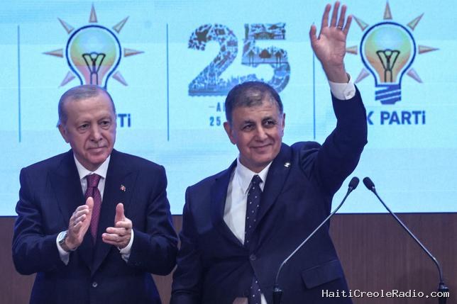 Le maire d’Izmir se rallie à Erdogan : “Ce lâche s’est courbé devant la menace”