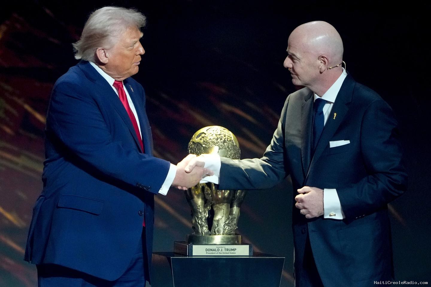 Le « prix de la paix » remis à Donald Trump par Gianni Infantino provoque des remous au sein de la FIFA