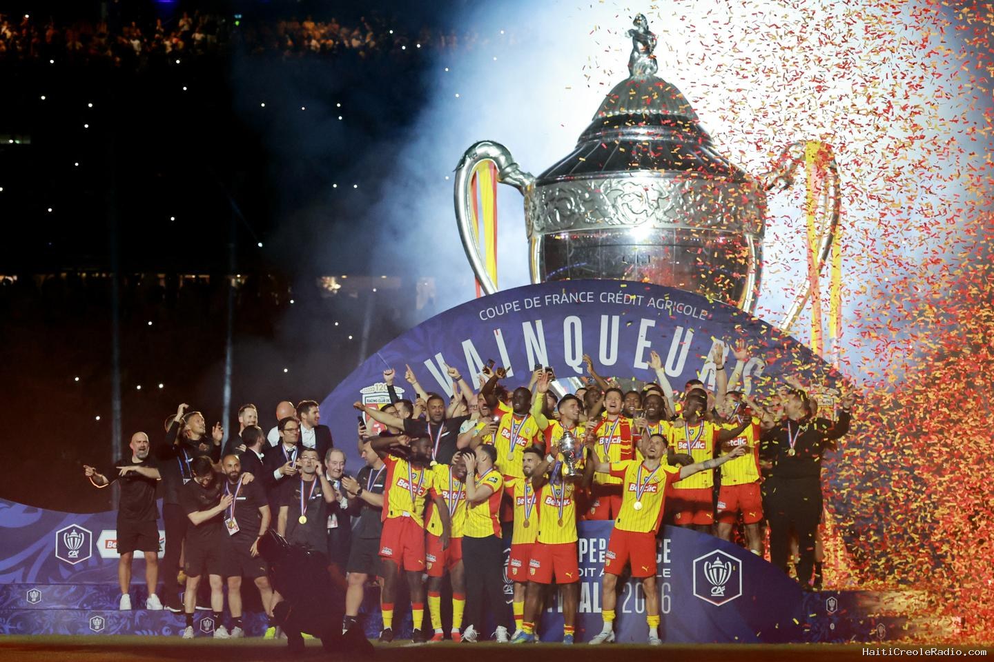 Lens-Nice : les Sang et Or, portés par leurs supporteurs, remportent leur première Coupe de France au terme d’une « saison exceptionnelle »