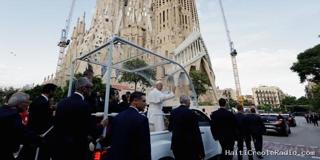 Les chrétiens ne peuvent pas « promouvoir la guerre », affirme le pape Léon XIV à la Sagrada Familia