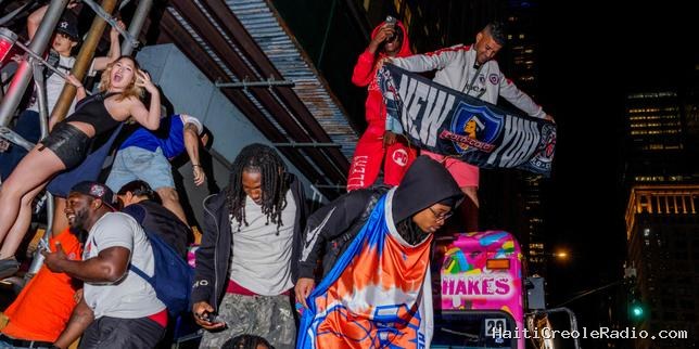 Les photos des rues de New York enflammées par le retour des Knicks en finales NBA