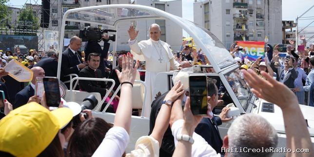 Près de Naples, sur la « terre des feux », le pape Léon XIV déplore une « terre qui a payé un lourd tribut »